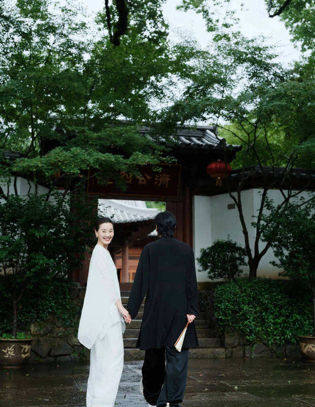 林依轮晒30年婚龄合影《西华》：笑容温暖，真爱不老-3