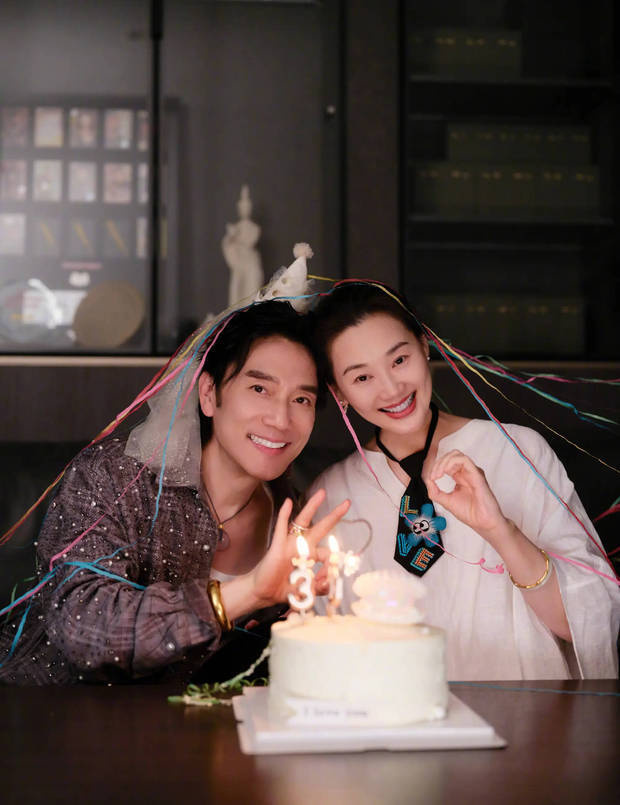 林依轮晒30年婚龄合影《西华》：笑容温暖，真爱不老-1