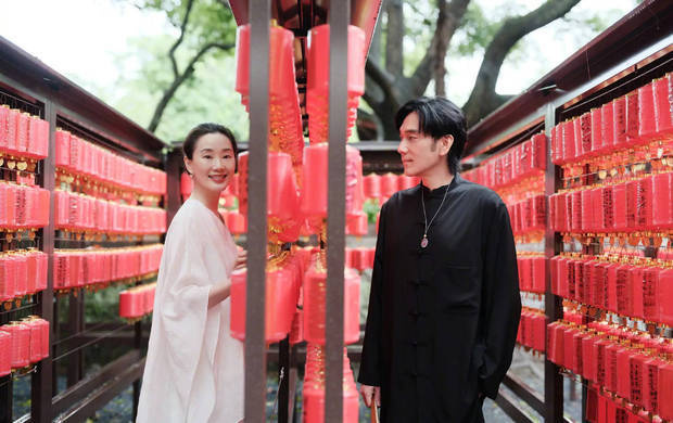 林依轮晒30年婚龄合影《西华》：笑容温暖，真爱不老-2