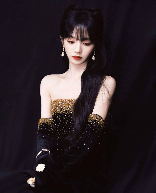 田曦薇碎钻裙演绎复古优雅，黑白照中尽显美人风华-3