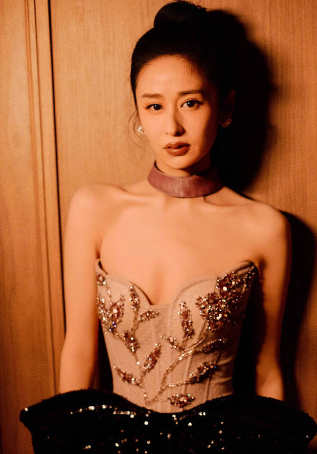 颖儿碎钻抹胸裙亮相，美背闪耀豪门气质-1