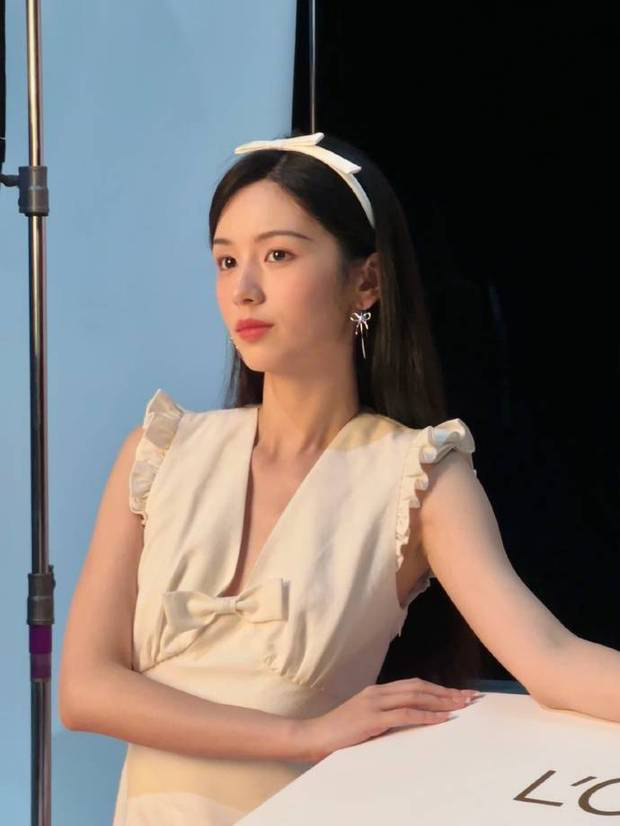 周也蝴蝶结写真：黑发粉唇展现少女浪漫-1