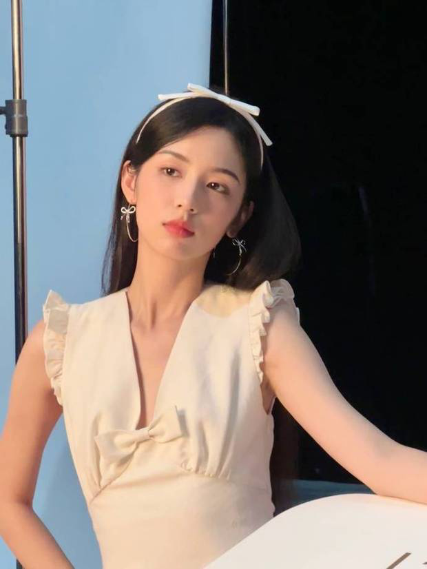 周也蝴蝶结写真：黑发粉唇展现少女浪漫-2
