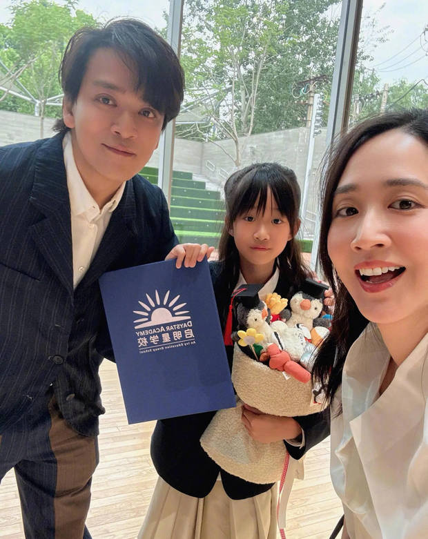 陈晓西装革履出席女儿小学毕业礼 年轻如兄-2