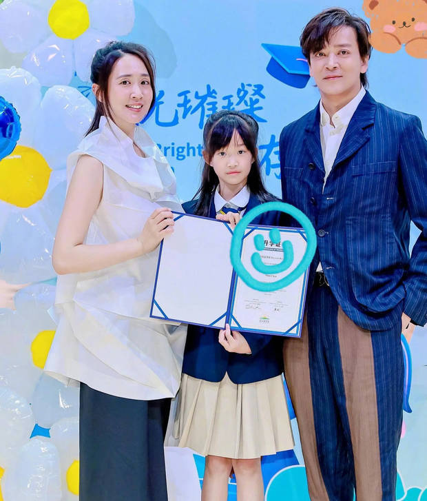 陈晓西装革履出席女儿小学毕业礼 年轻如兄-1