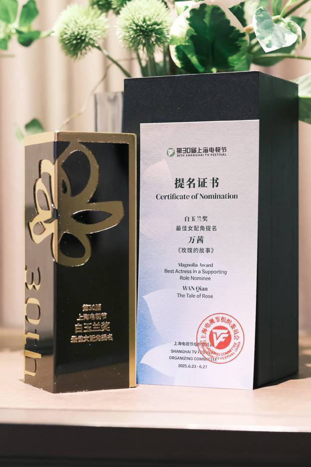 万茜白色抹胸裙展优雅，短发显利落-2