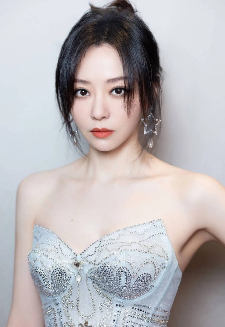 张靓颖谈及脚伤：预计数日可痊愈-1