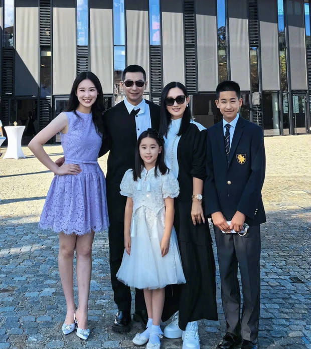赵文卓分享五口之家幸福照，贺大女儿高中圆满毕业-1
