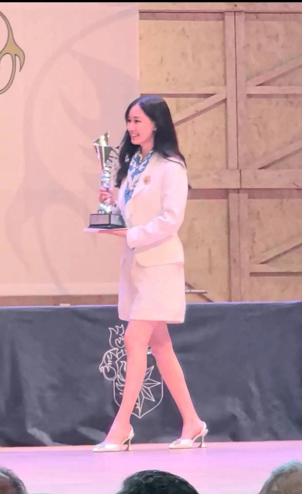 赵文卓分享五口之家幸福照，贺大女儿高中圆满毕业-3
