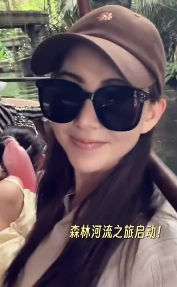 昆凌带三宝游迪士尼，为海瑟薇庆10岁生日童话派对-2