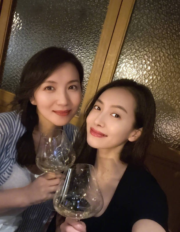 陈好宋茜甜蜜聚会，举杯笑颜如花，闺蜜情深溢屏-2