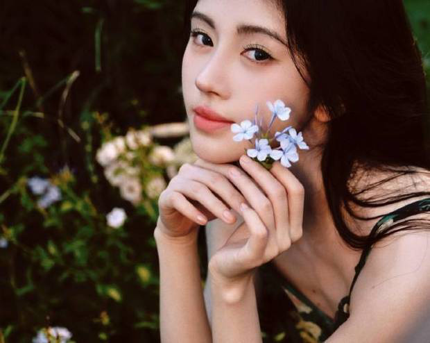鞠婧祎《墨绿玫瑰长裙》美如画，吊带显雪肌，清纯感满屏溢-1