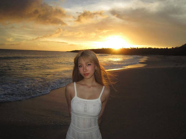小S长女Elly金发海边照，喂卡皮巴拉心情佳-5