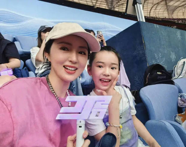 董璇带女儿追林俊杰，小酒窝灯牌甜笑亮相-4