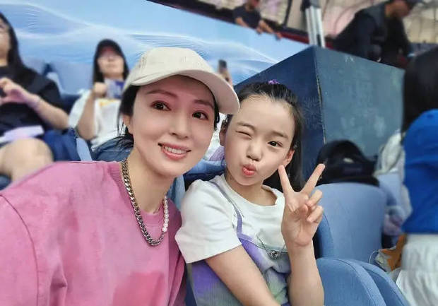 董璇带女儿追林俊杰，小酒窝灯牌甜笑亮相-3