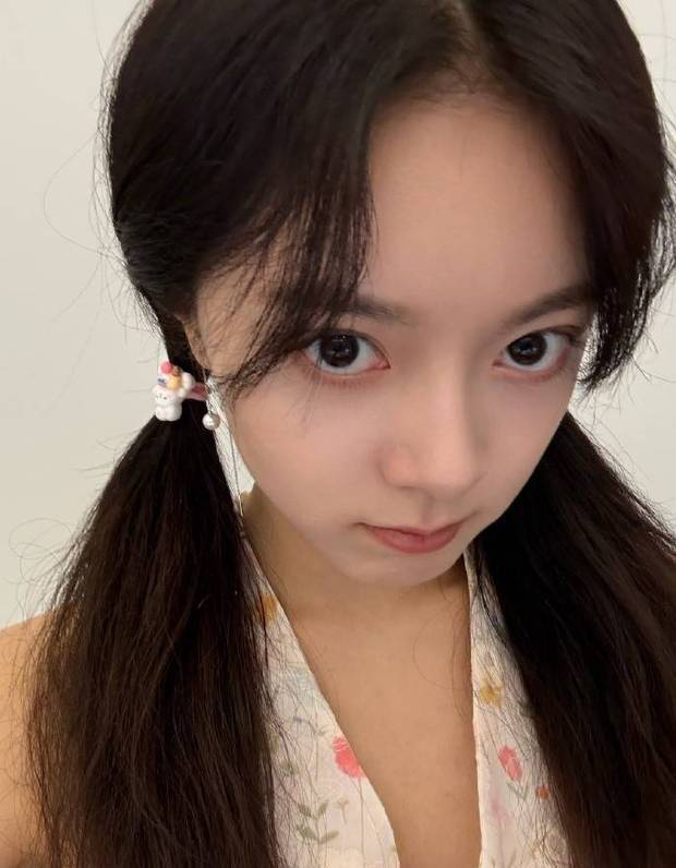 赵今麦双马尾+碎花挂脖装，少女活力满屏-1