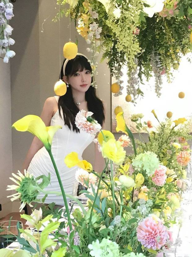 程潇S曲线包臀裙，鲜花映衬下的氧气美女氛围满分-2