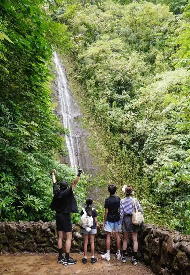孙俪晒全家爬山照：四口同框，等等身高超妈妈-1