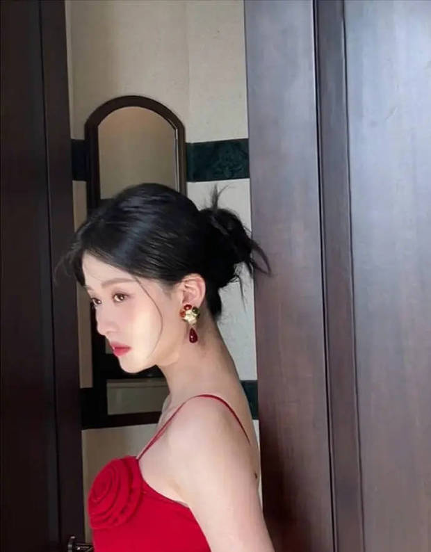 乔欣红裙深V亮相，身姿婀娜如玫瑰绽放-1