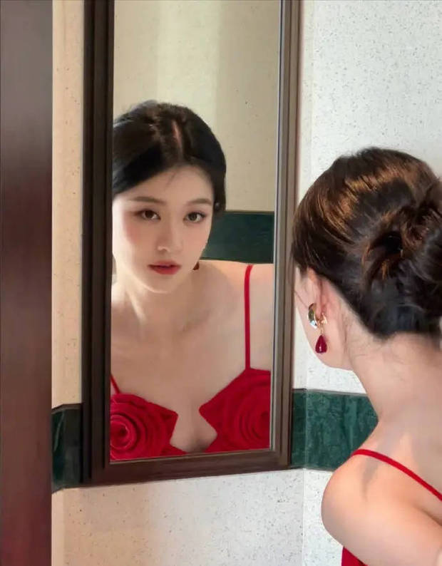 乔欣红裙深V亮相，身姿婀娜如玫瑰绽放-2