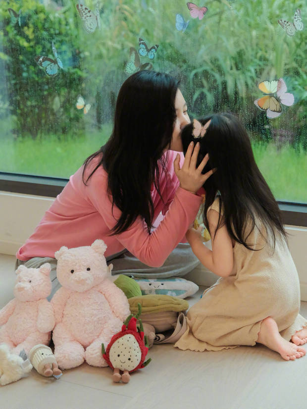 杨子姗分享家庭温馨照：女儿背影萌化人心《捕风追蝶》-3