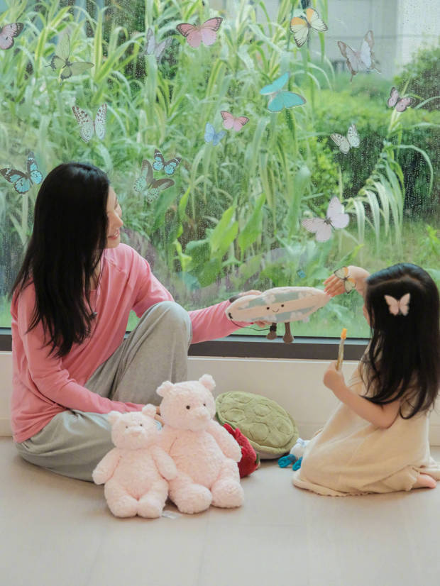 杨子姗分享家庭温馨照：女儿背影萌化人心《捕风追蝶》-4