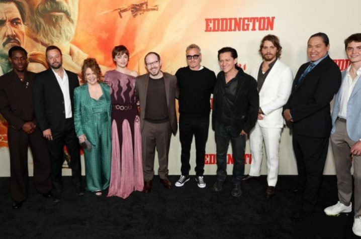 艾玛·斯通出席《爱丁顿》首映，菲尼克斯与帕斯卡联袂主演-1