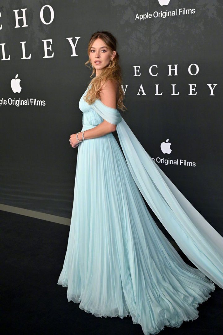 西德妮·斯威尼出席《回声谷》伦敦首映，媒体评价揭晓-1