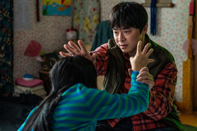 曹政奭新片《变成僵尸的女儿》预告发布：驯兽师与僵尸共存-2