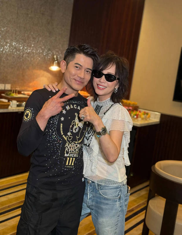 刘嘉玲与郭富城后台举杯，香槟碰杯笑容绽放-3