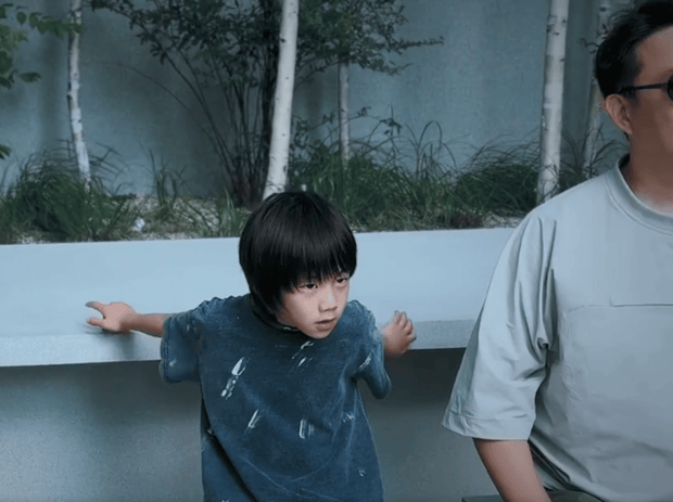 孙莉分享五口之家温馨生活，小儿子首次露面，遗传父母高颜值-2