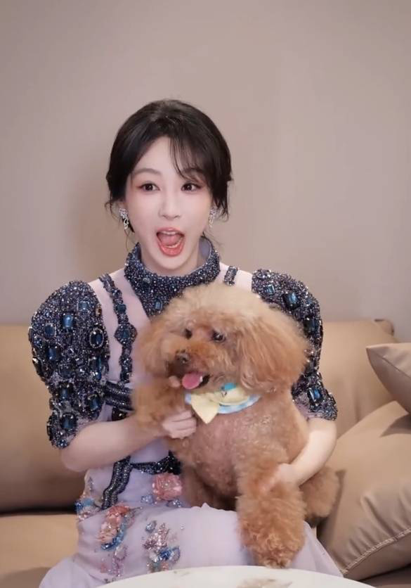 杨紫携爱犬PiuPiu共舞，网友直呼萌翻天-3