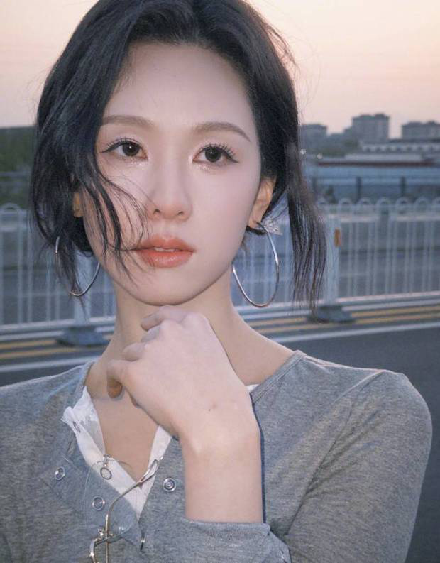 陈都灵：灰色针织配金属耳环，慵懒中显高智感-5