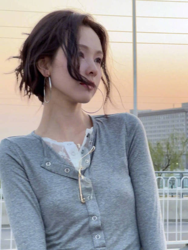 陈都灵：灰色针织配金属耳环，慵懒中显高智感-1