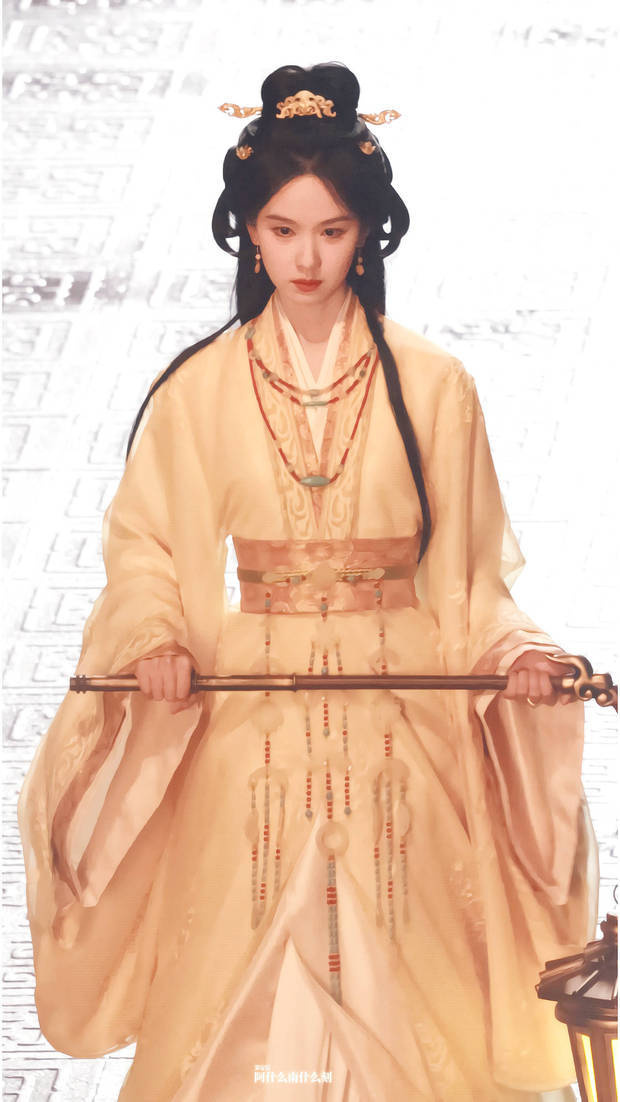 陈都灵穿黄色长裙如仙子，手提灯笼营造浓厚氛围-1