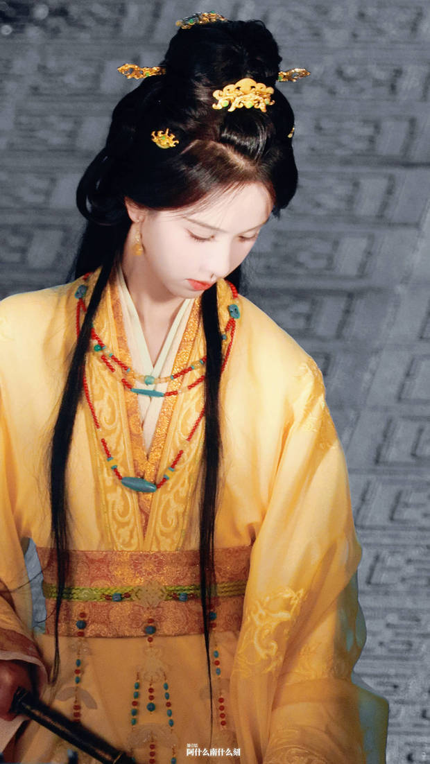 陈都灵穿黄色长裙如仙子，手提灯笼营造浓厚氛围-2