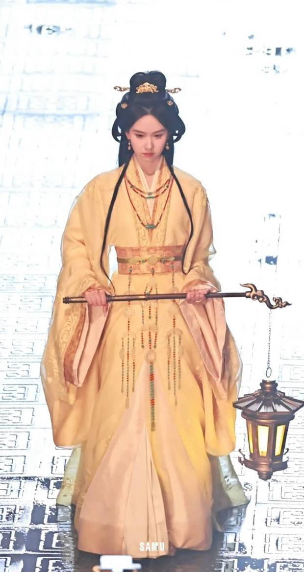 陈都灵穿黄色长裙如仙子，手提灯笼营造浓厚氛围-4