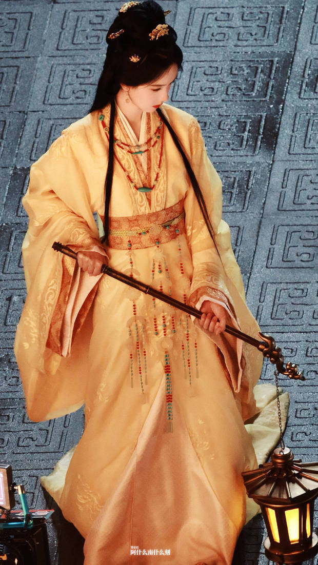 陈都灵穿黄色长裙如仙子，手提灯笼营造浓厚氛围-3