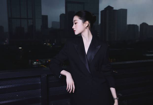关晓彤：黑西装展现简约干练魅力-2