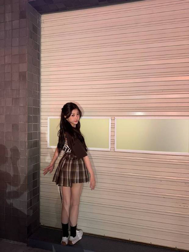 虞书欣《制服造型》少女感满满，嘟嘴晒伤腮红超萌-1