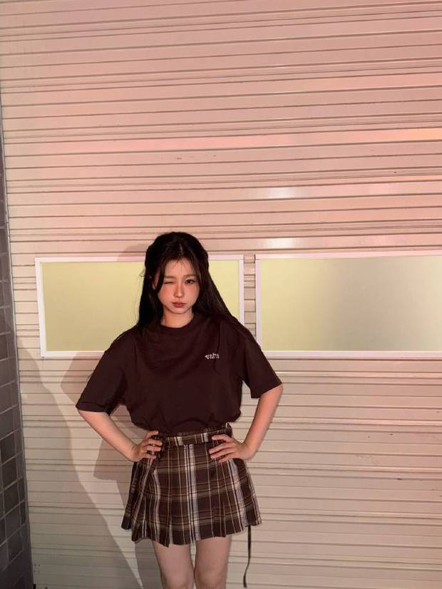 虞书欣《制服造型》少女感满满，嘟嘴晒伤腮红超萌-2