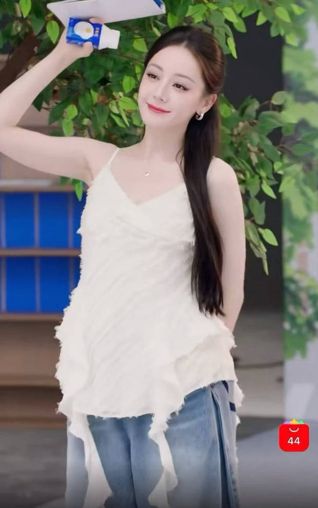 迪丽热巴：白吊带搭牛仔裤，尽显黑长直女神魅力-3