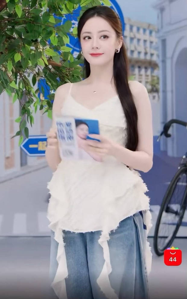 迪丽热巴：白吊带搭牛仔裤，尽显黑长直女神魅力-2