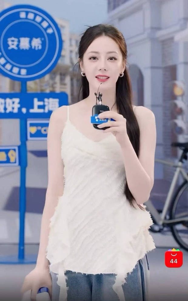 迪丽热巴：白吊带搭牛仔裤，尽显黑长直女神魅力-1