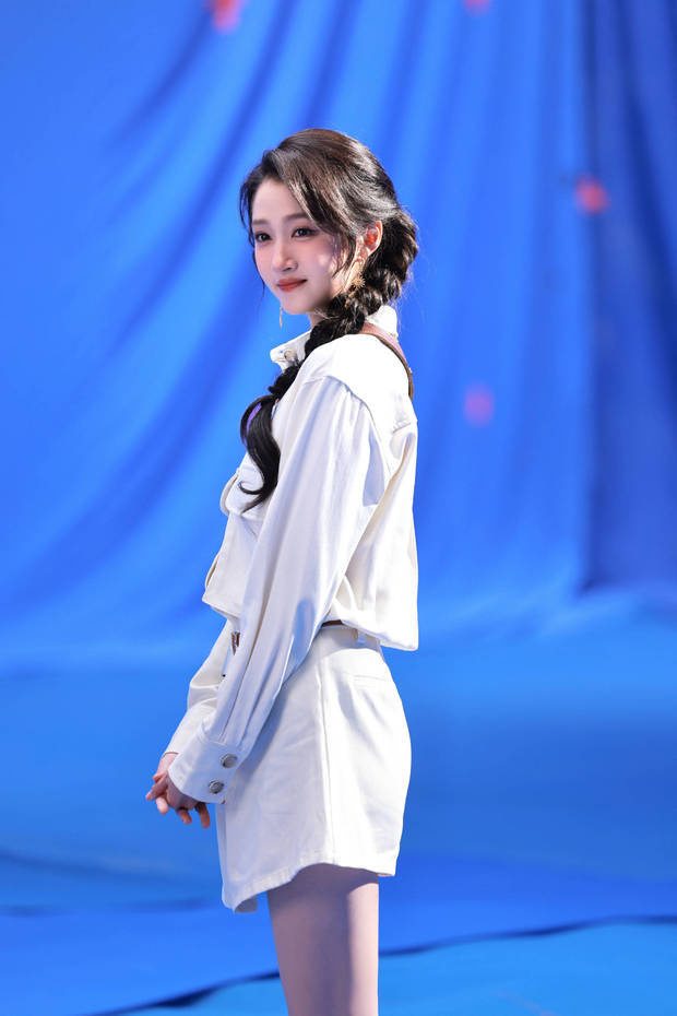 关晓彤“麻花辫”造型，洋溢少女气息-3