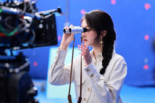 关晓彤“麻花辫”造型，洋溢少女气息-2