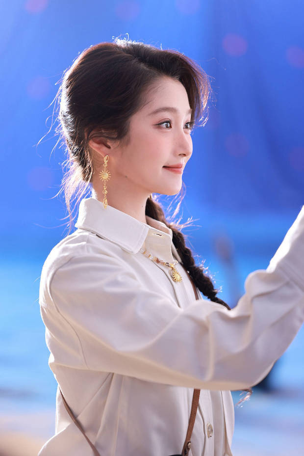 关晓彤“麻花辫”造型，洋溢少女气息-1