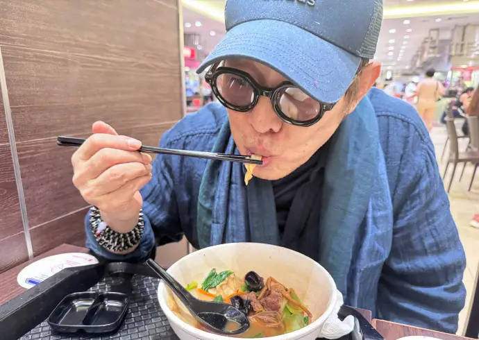 李连杰出院后报平安：享受美食时光-1