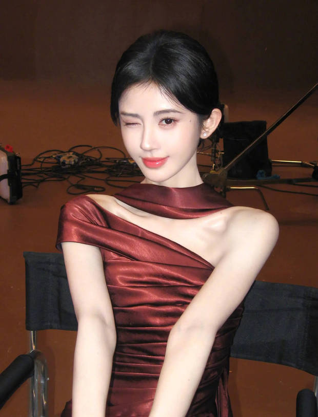 鞠婧祎《抹胸长裙》演绎贵气与优雅-2
