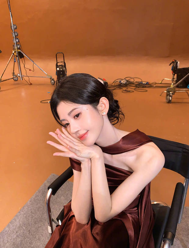 鞠婧祎《抹胸长裙》演绎贵气与优雅-1